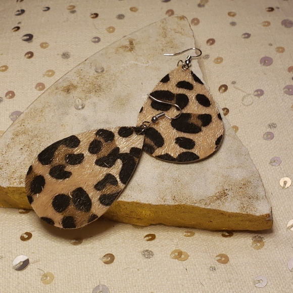 no brand Jewelry - Leopard look earrings for the Win!